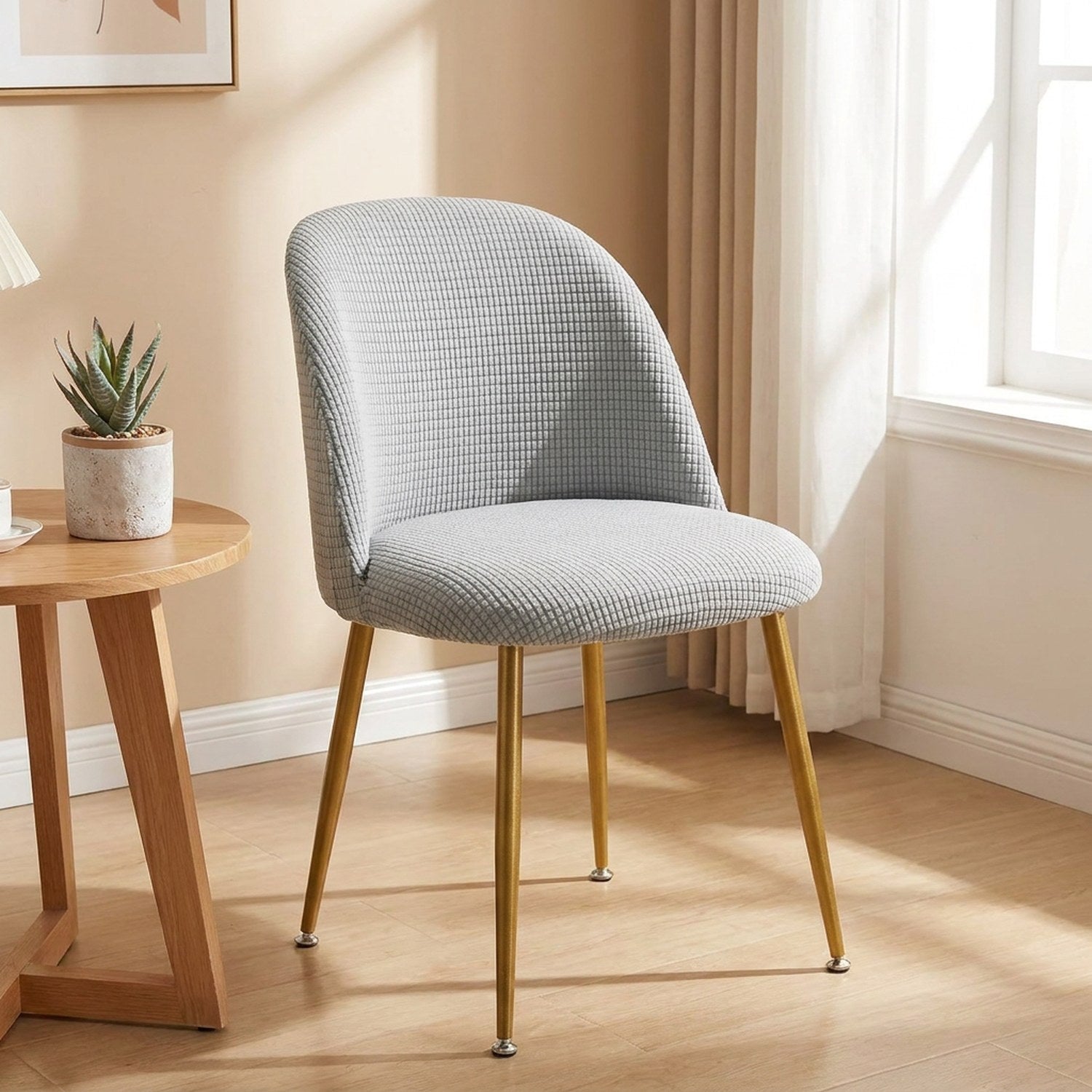 Housse de chaise argentée extensible ajustée sur une chaise scandinave
