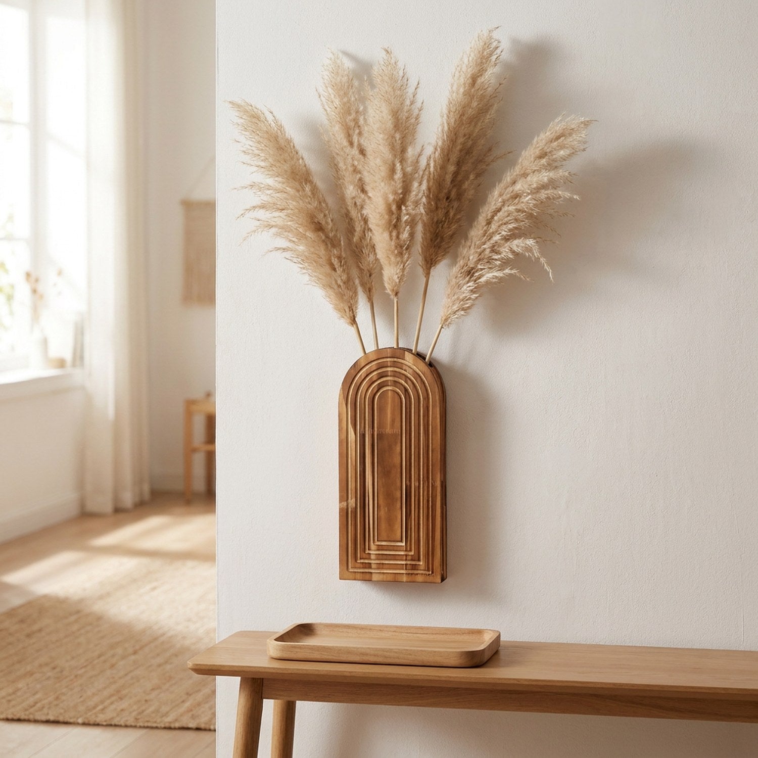 Vase mural en bois foncé arqué avec herbes de la pampa dans une entrée lumineuse