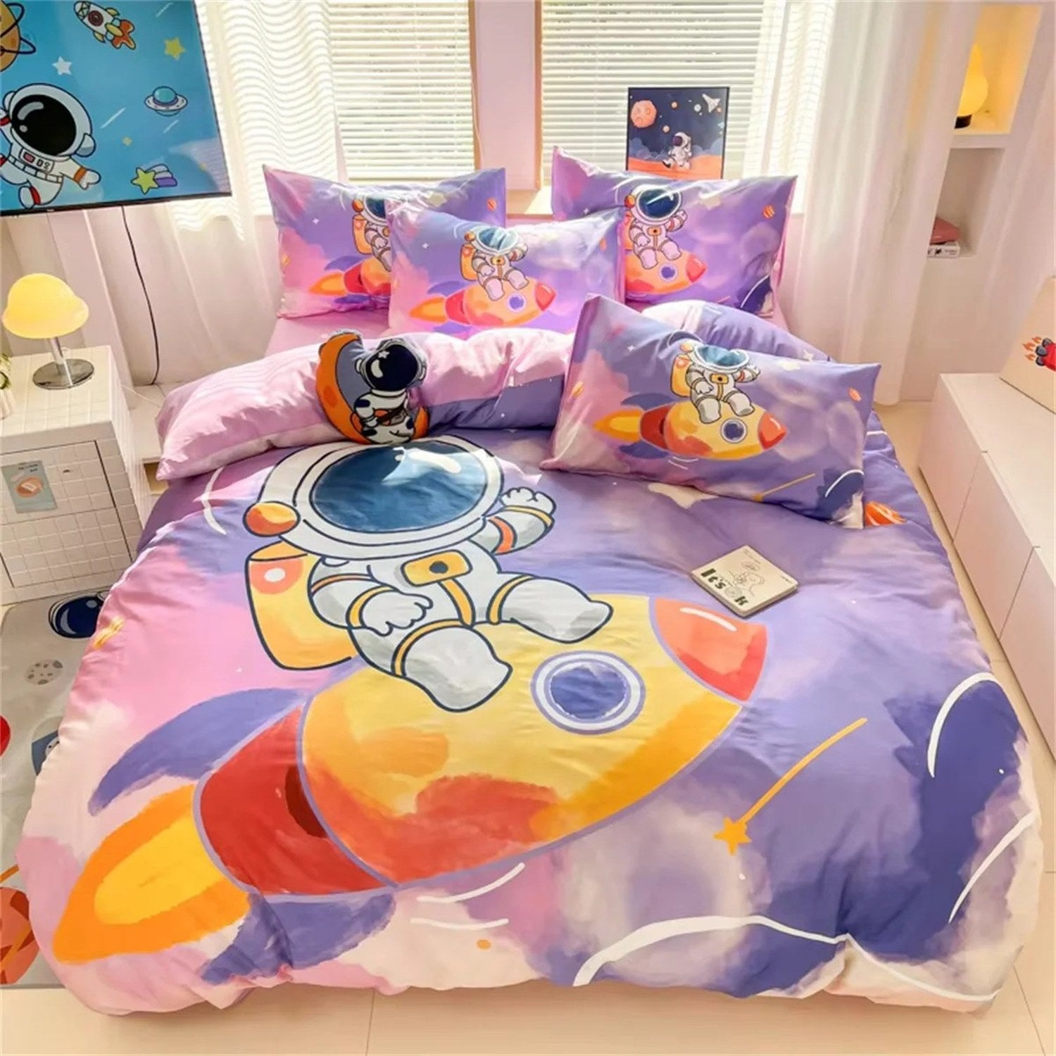 Photo du motif astronaute rose et violet de la parure de lit enfant