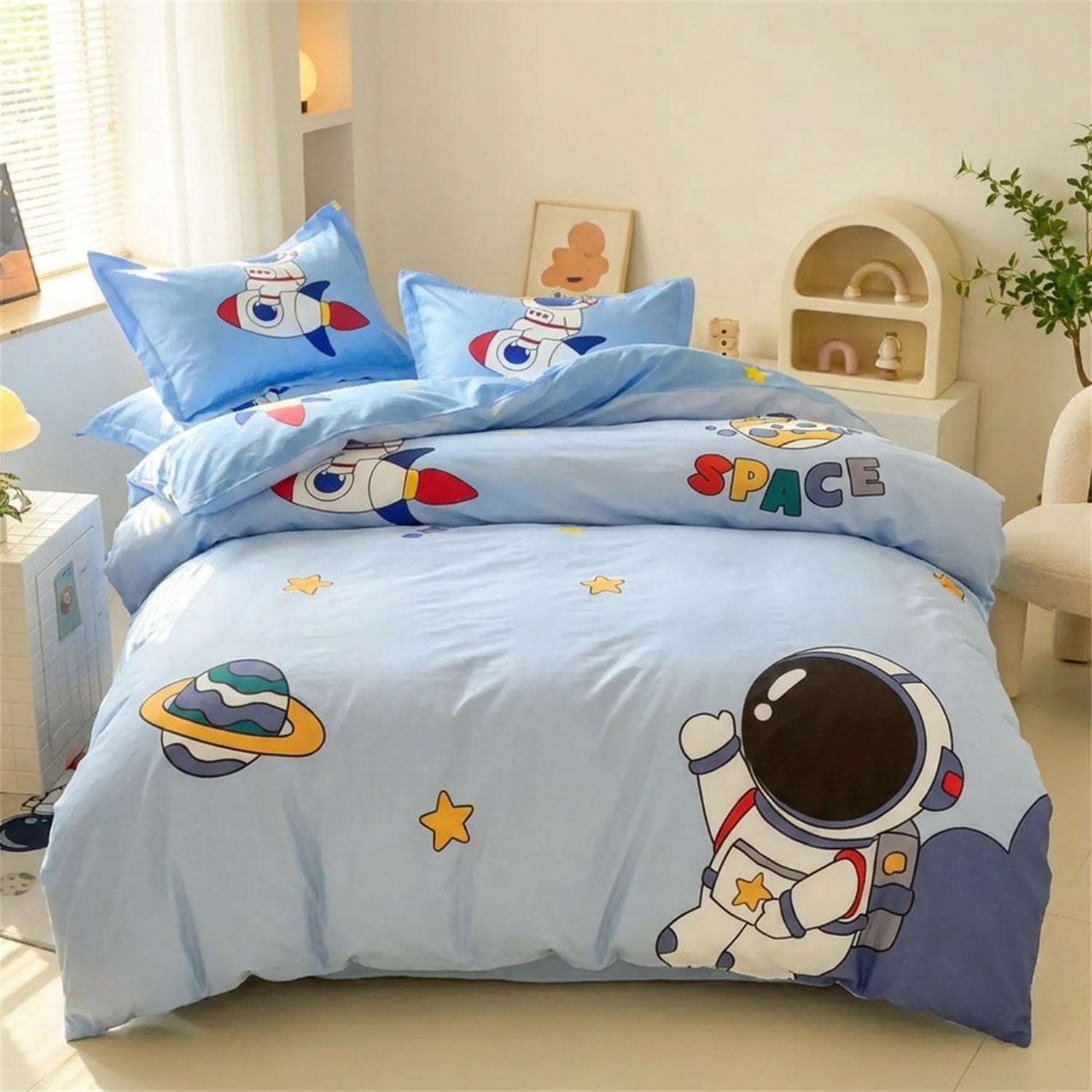 Housse de couette enfant motif astronaute et fusée sur un lit fait dans une chambre lumineuse