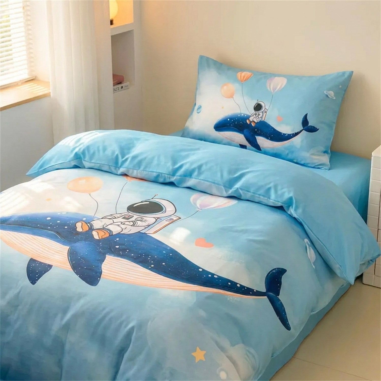 Parure de lit enfant motif astronaute et baleine sur un lit fait