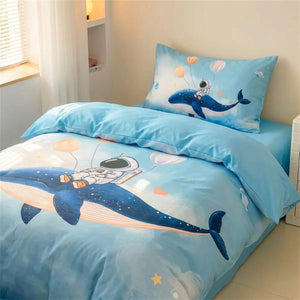 Parure de lit enfant motif astronaute et baleine sur un lit fait