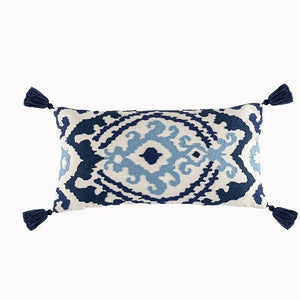 housse de coussin lombaire brodée motif ikat bleu marine et pompons