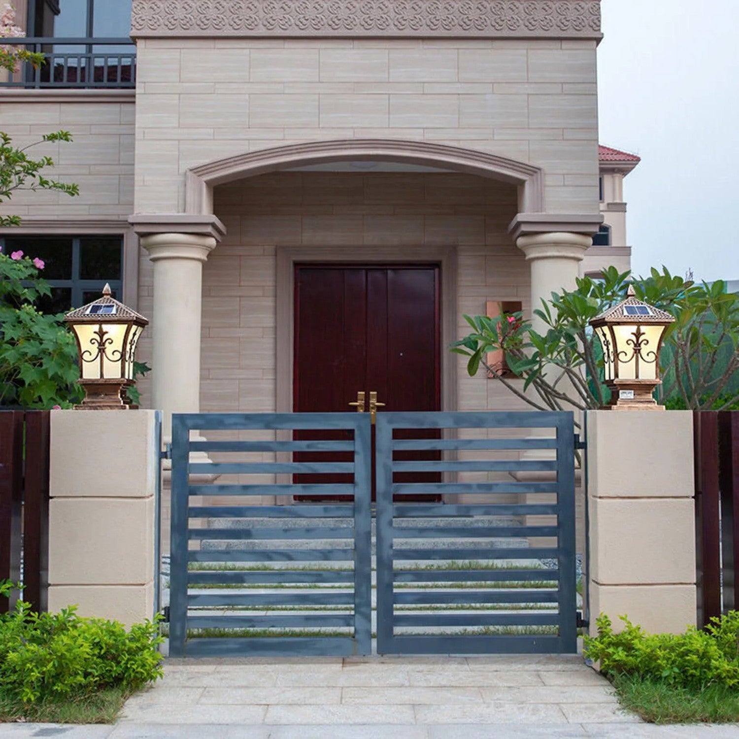 Entrée villa avec lanternes solaires portail