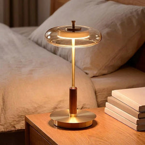 Lampe à poser vintage allumée sur une table de chevet dans une chambre chaleureuse