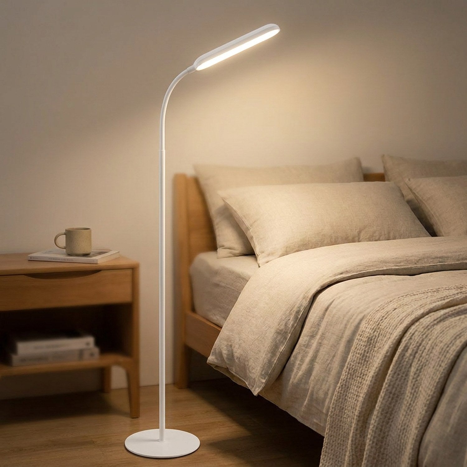 Lampadaire LED blanc allumé près d'un lit dans une chambre calme et chaleureuse