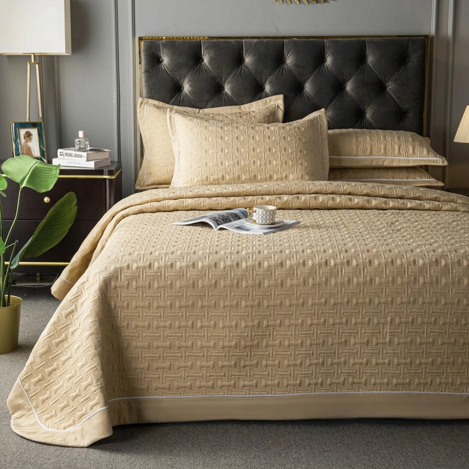 Couvre-lit matelassé beige avec deux taies assorties sur un lit