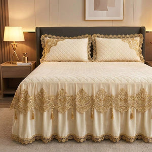 Couvre-lit en velours beige à broderie dorée et jupe en dentelle sur un lit