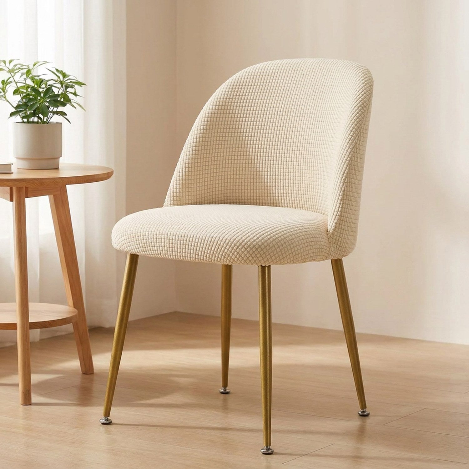 Housse de chaise beige extensible ajustée sur une chaise scandinave