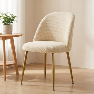 Housse de chaise beige extensible ajustée sur une chaise scandinave