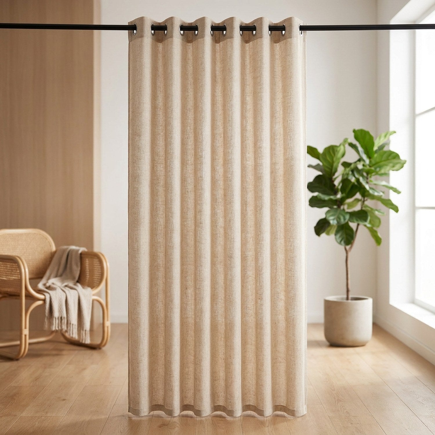 Rideau en lin naturel beige à œillets suspendu à une fenêtre dans un salon lumineux