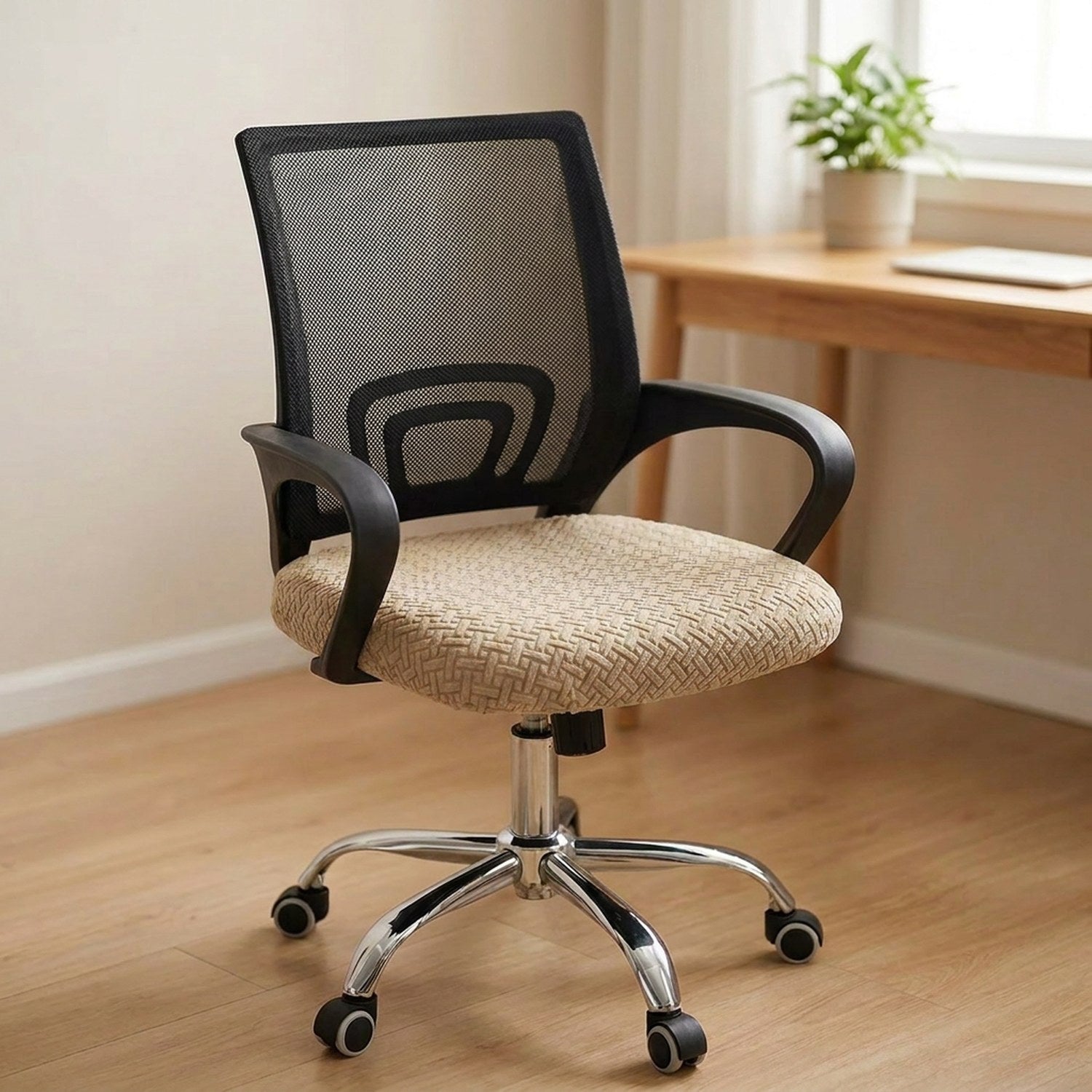 Housse de chaise de bureau beige sur l'assise d'une chaise à roulettes