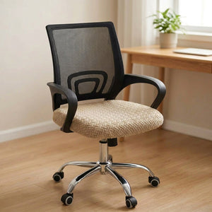 Housse de chaise de bureau beige sur l'assise d'une chaise à roulettes