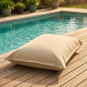 Pouf géant d'extérieur beige au bord d'une piscine