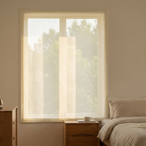 Voilage aspect lin beige tamisant sans perçage sur une fenêtre de chambre