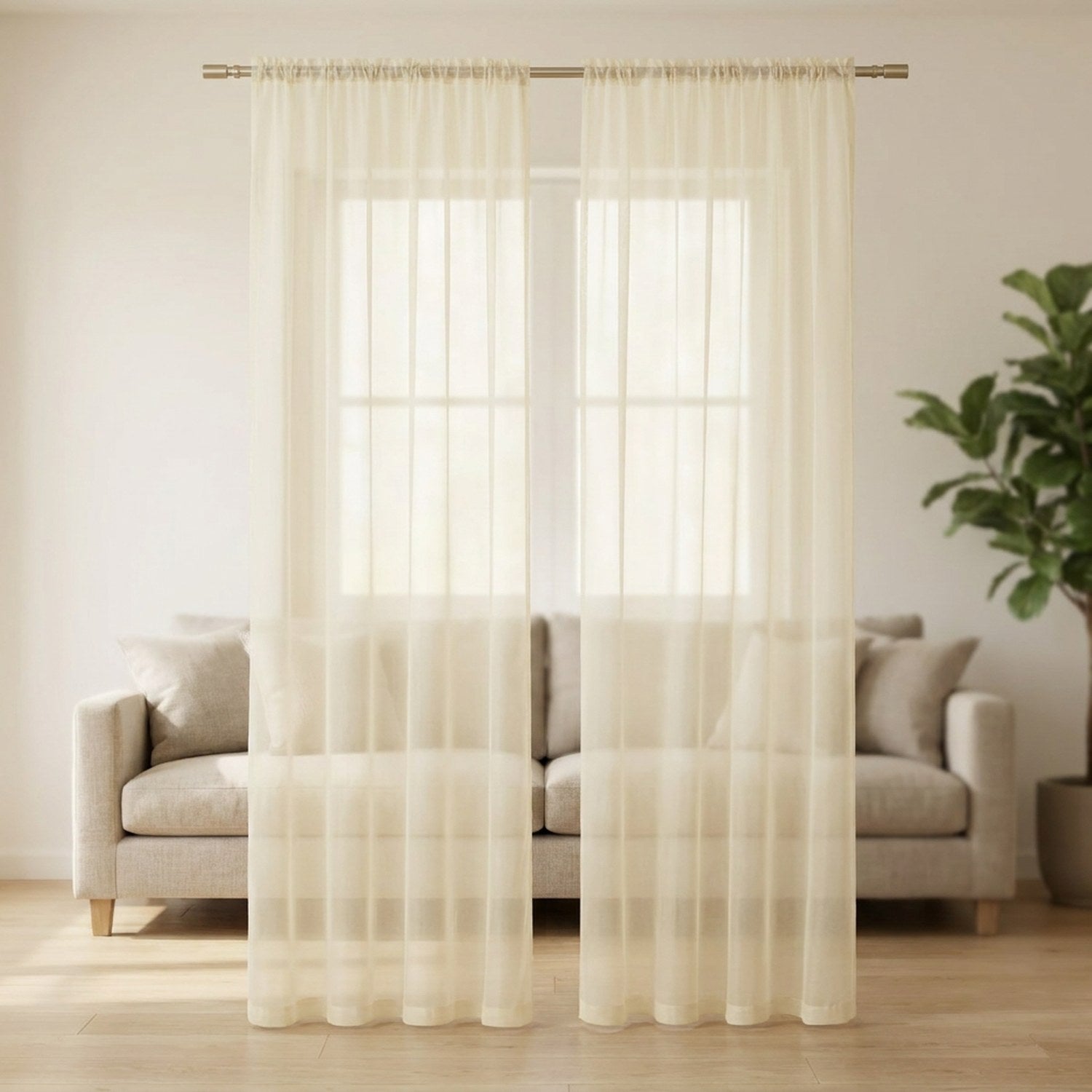 Voilage transparent beige en voile tamisant suspendu à une fenêtre dans un salon
