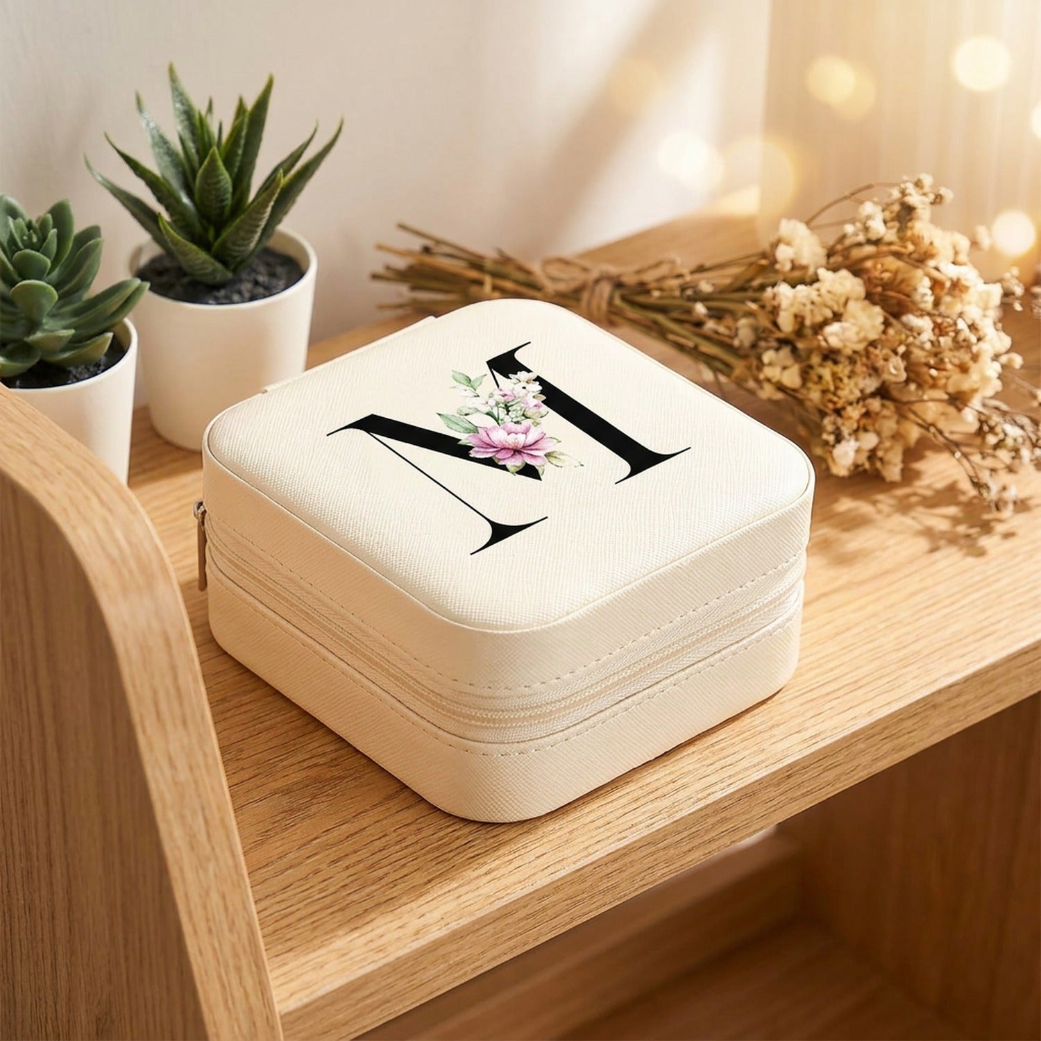 Boîte à bijoux de voyage en cuir PU blanc avec initiale florale sur étagère bois avec plantes et fleurs séchées