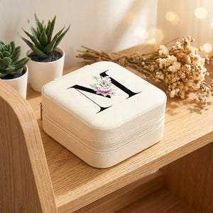 Boîte à bijoux de voyage en cuir PU blanc avec initiale florale sur étagère bois avec plantes et fleurs séchées