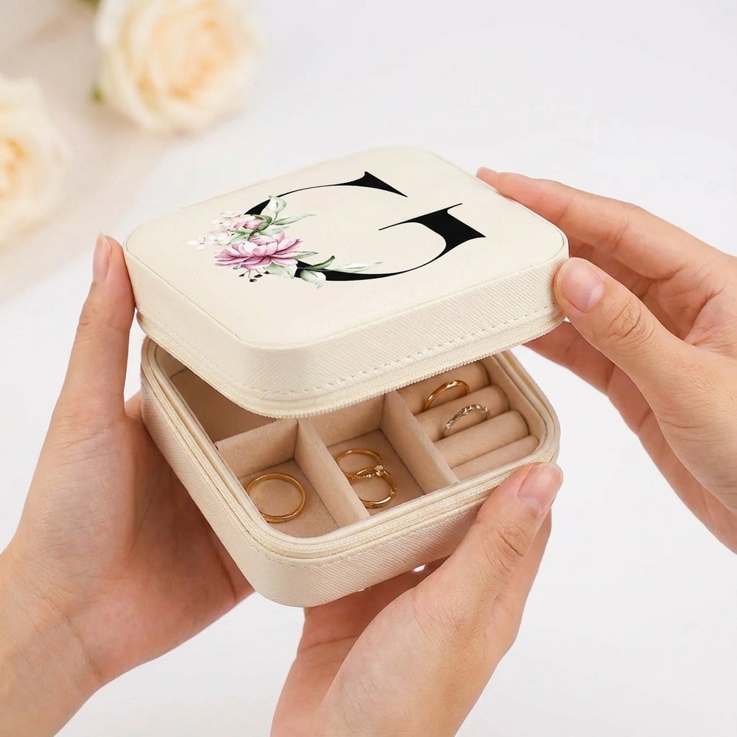 Boîte à bijoux de voyage ouverte montrant les compartiments intérieurs avec bagues