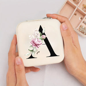 Boîte à bijoux de voyage en cuir PU blanc avec initiale A florale tenue en mains