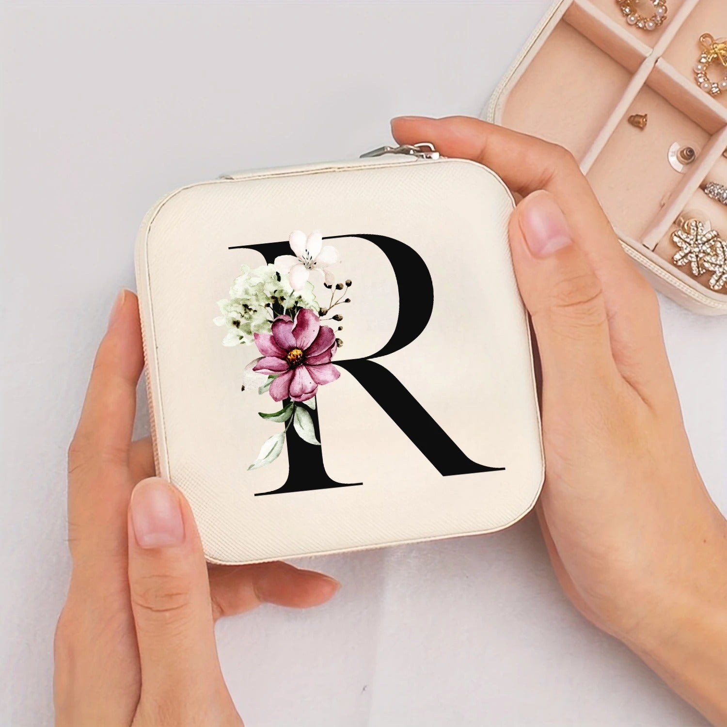 Boîte à bijoux de voyage en cuir PU blanc avec initiale R florale tenue en mains