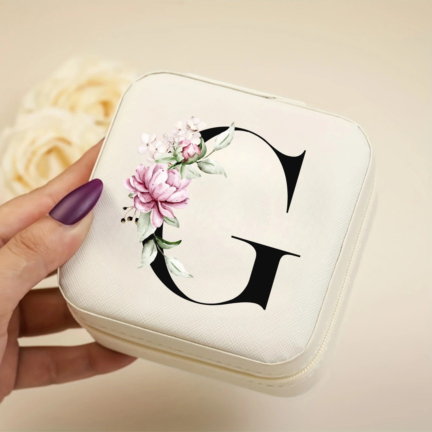 Boîte à bijoux de voyage en cuir PU blanc avec initiale G florale tenue en main