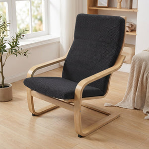 Housse de fauteuil noire à motif jacquard sur un fauteuil à accoudoirs en bois