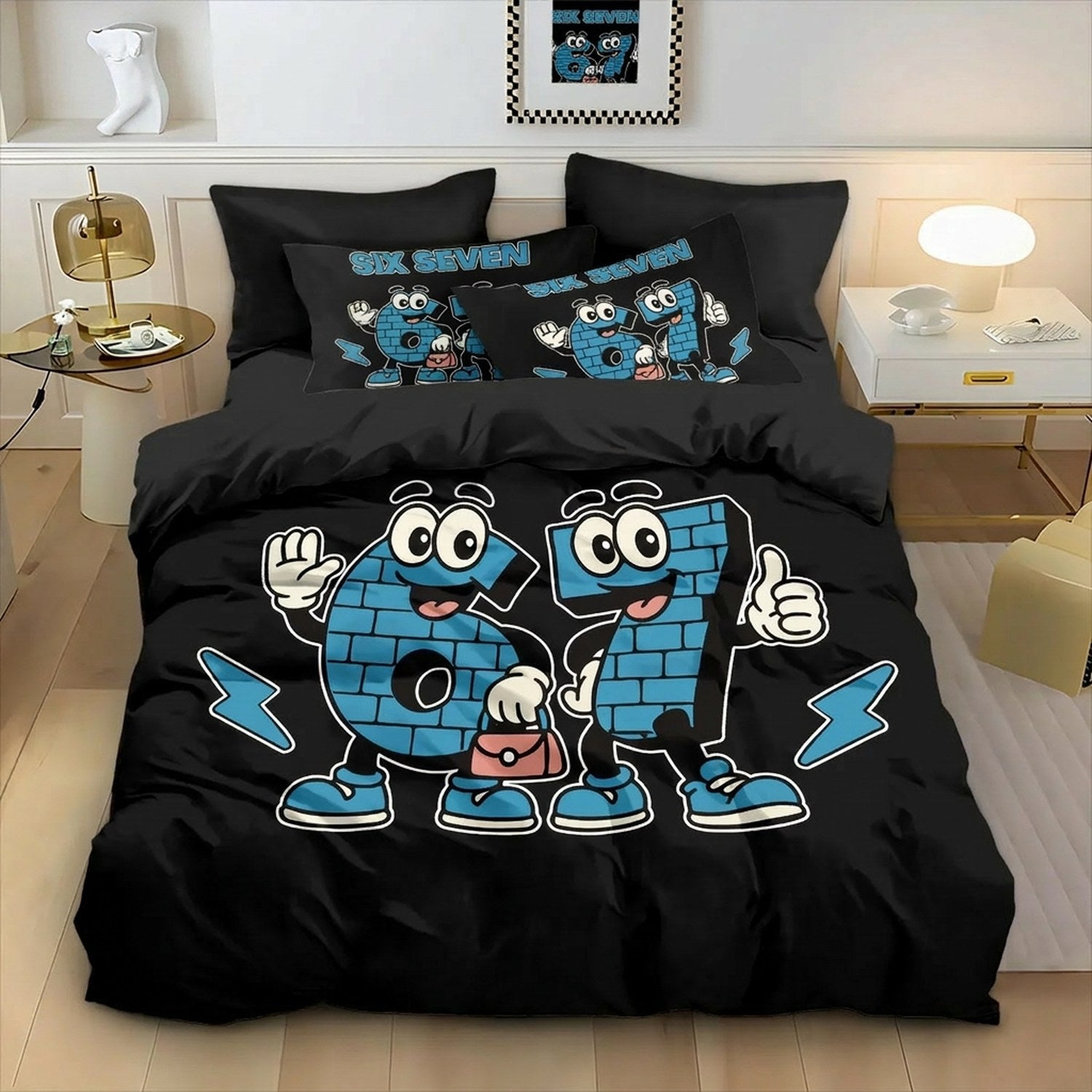 Parure de lit 6 7 aux personnages cartoon bleus imprimés sur une housse noire dans une chambre lumineuse