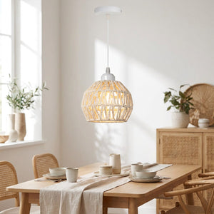 Suspension en corde de chanvre blanc écru allumée au-dessus d'une table dans une salle à manger lumineuse