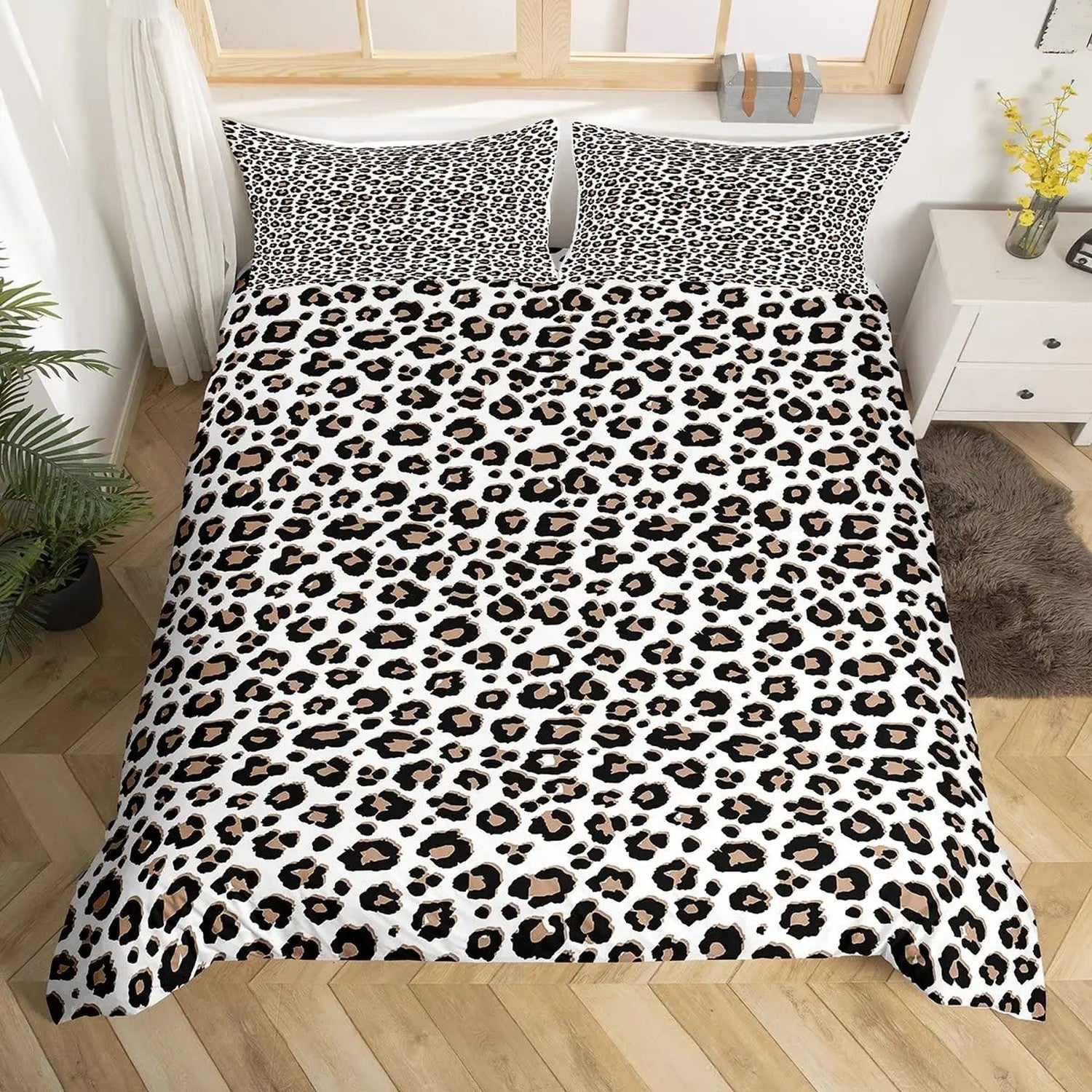 Parure de lit léopard blanc et noir housse de couette et taies sur un lit clair