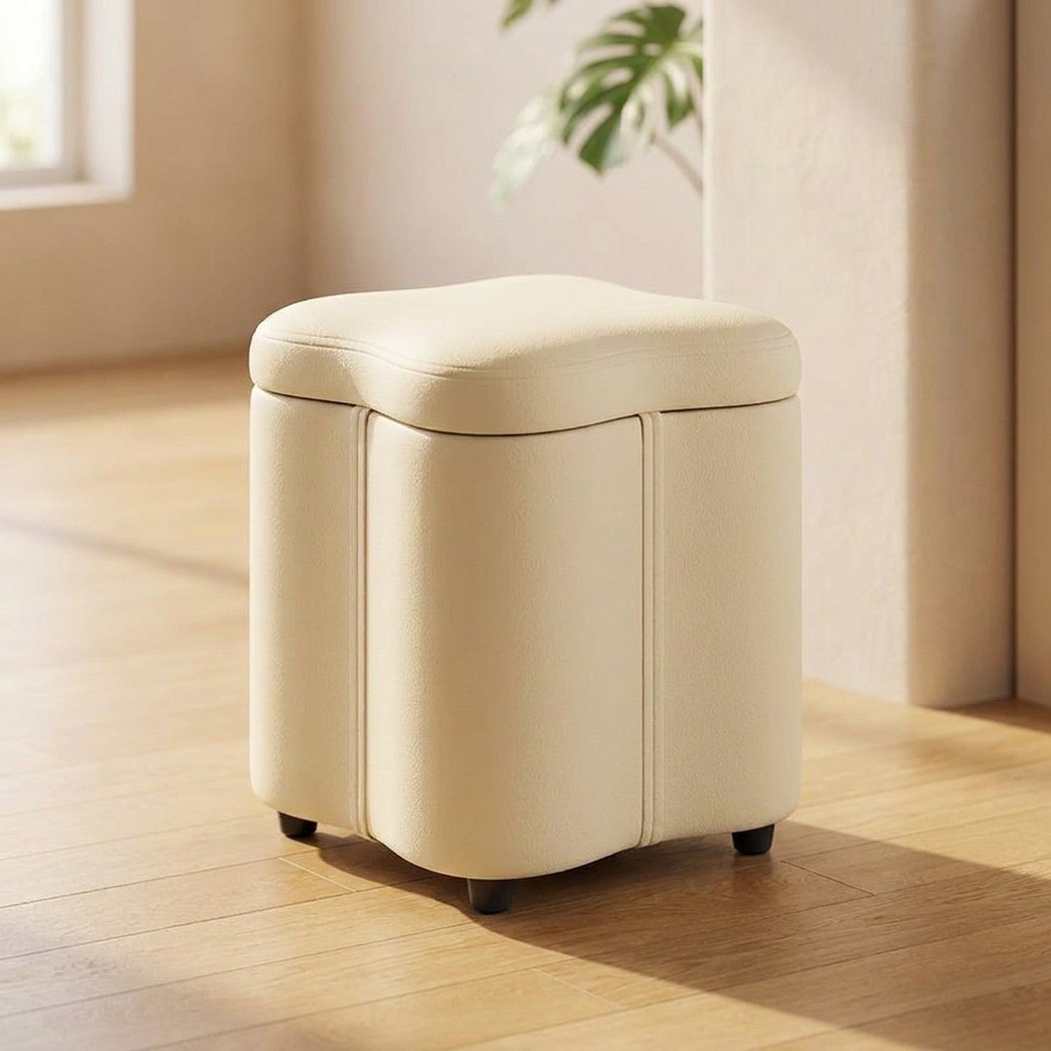 Tabouret coffre de rangement en bois crème à assise rembourrée arrondie posé dans une entrée lumineuse