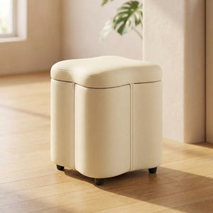 Tabouret coffre de rangement en bois crème à assise rembourrée arrondie posé dans une entrée lumineuse