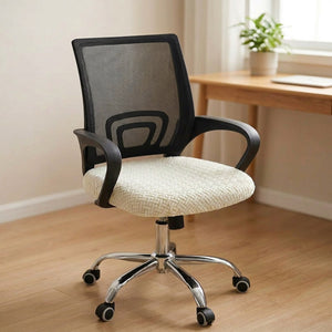 Housse de chaise de bureau blanche sur l'assise d'une chaise à roulettes