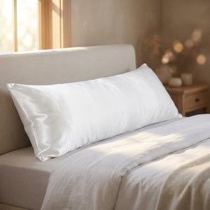 Taie d'oreiller traversin en satin blanc sur un lit