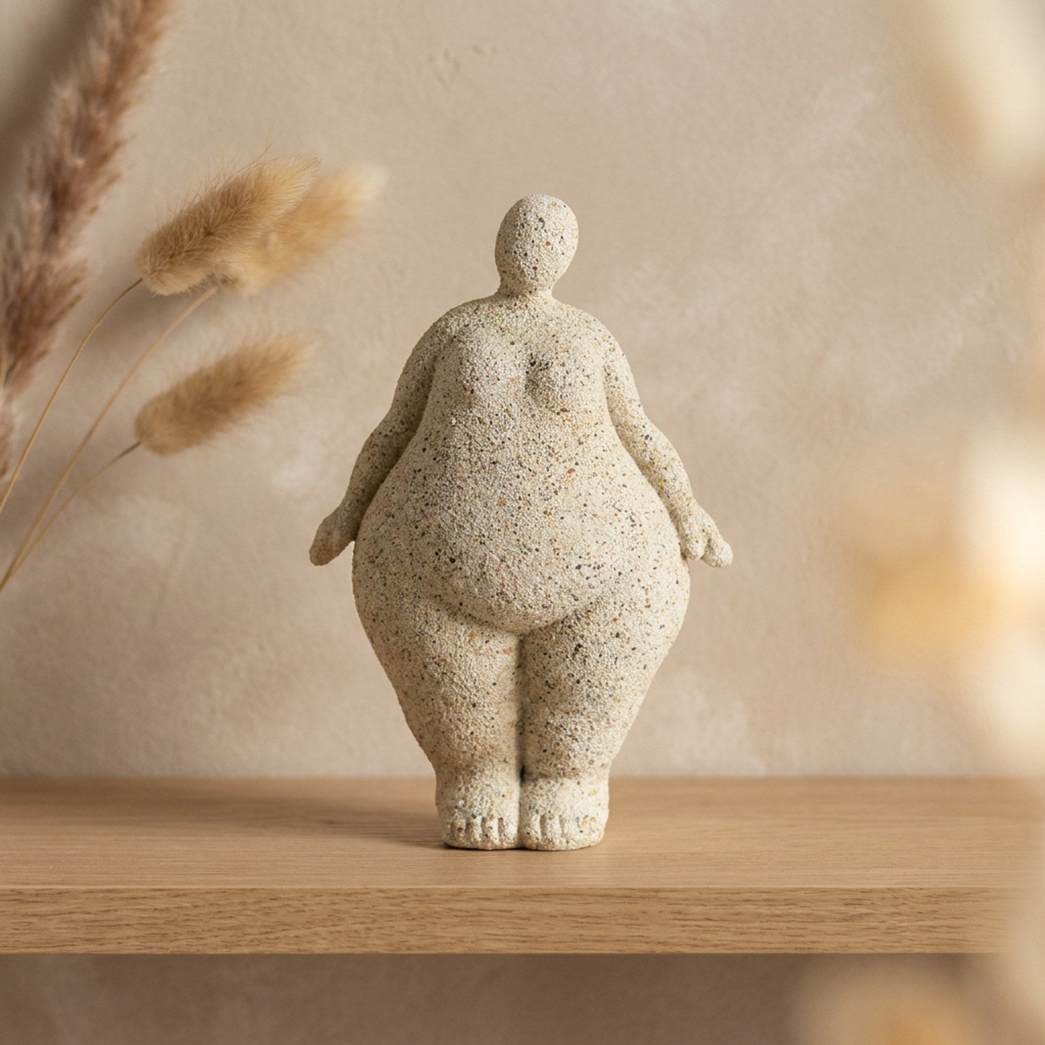 Statue de femme ronde blanc sablé debout sur une étagère
