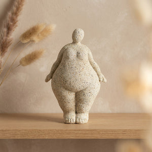 Statue de femme ronde blanc sablé debout sur une étagère