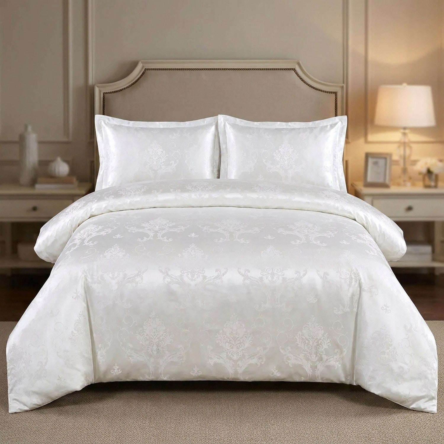 Parure de lit en satin jacquard blanc au motif baroque sur un lit