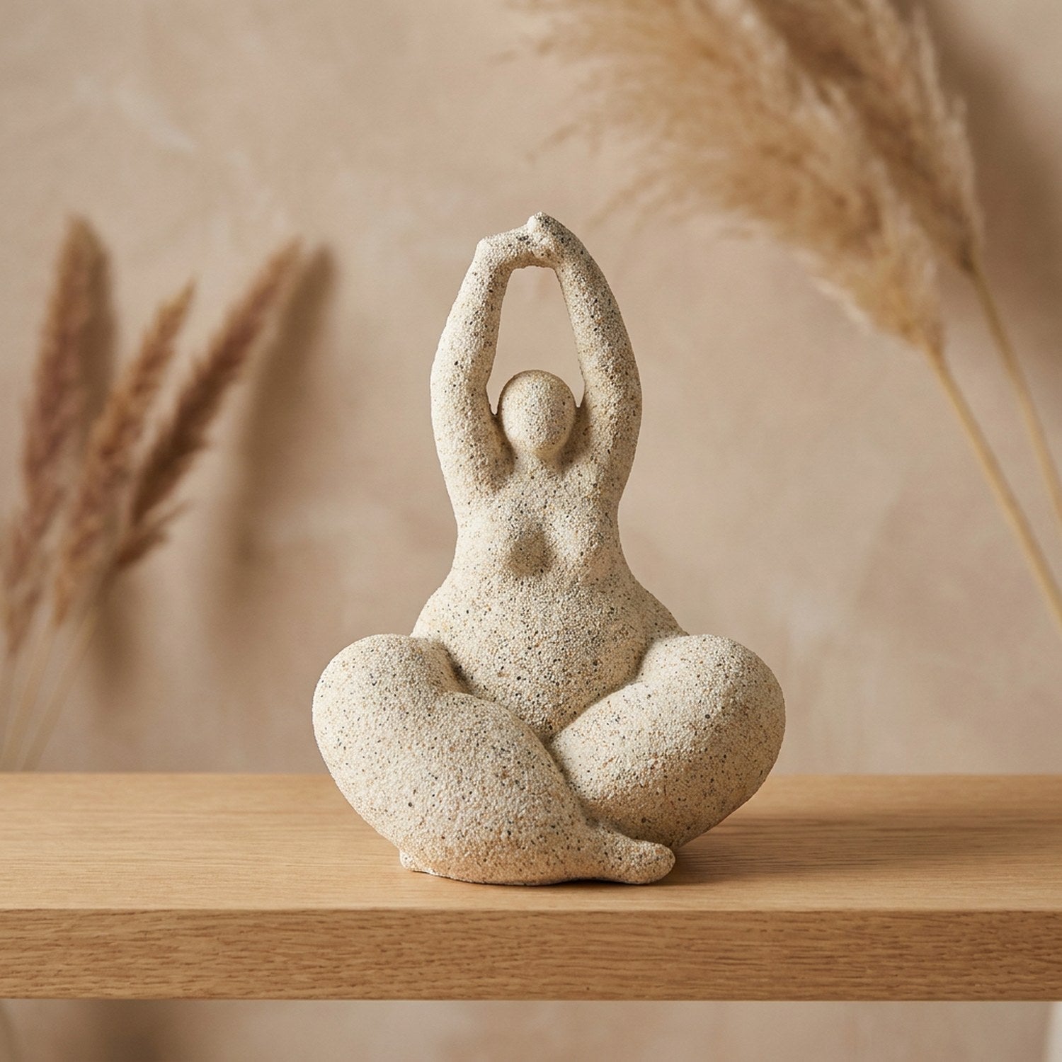 Statue de femme ronde blanc sablé assise en méditation sur une étagère