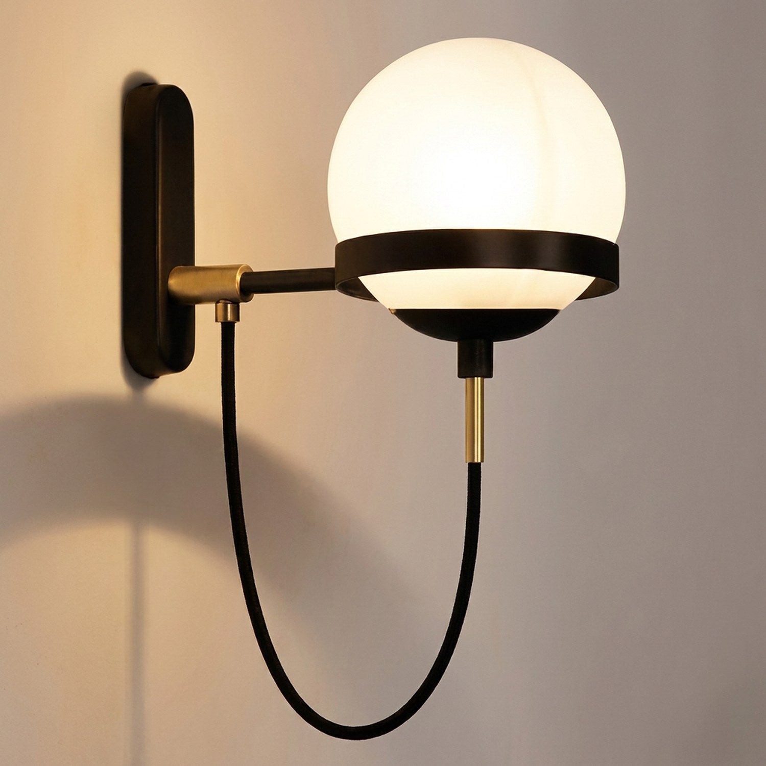 Applique murale modèle Blanc Noir, boule de verre blanche opaque et structure noire