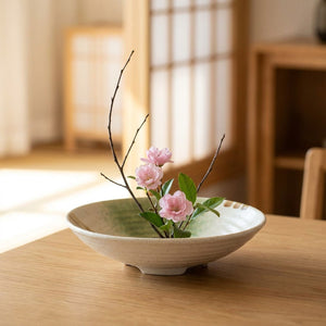 Vase japonais en céramique blanche pour composition florale ikebana