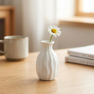 Vase soliflore en céramique côtelé blanc avec une fleur unique