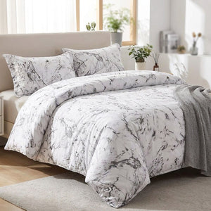 Parure de lit effet marbre blanc sur un lit dans une chambre moderne lumineuse