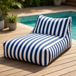Pouf géant flottant à rayures bleu foncé posé au bord d'une piscine