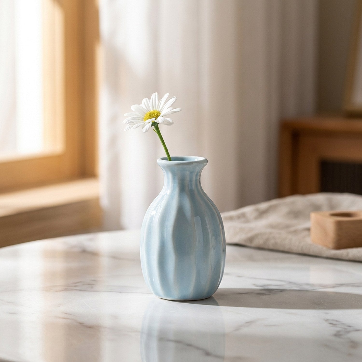 Vase soliflore en céramique côtelé bleu pastel avec une fleur unique