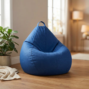 Housse de pouf poire bleue en tissu aspect lin dans un salon lumineux