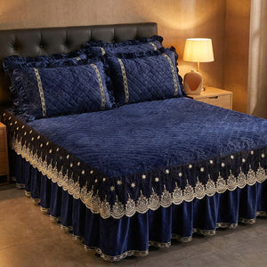 Couvre-lit matelassé en velours bleu foncé avec jupe à volants en dentelle sur un lit