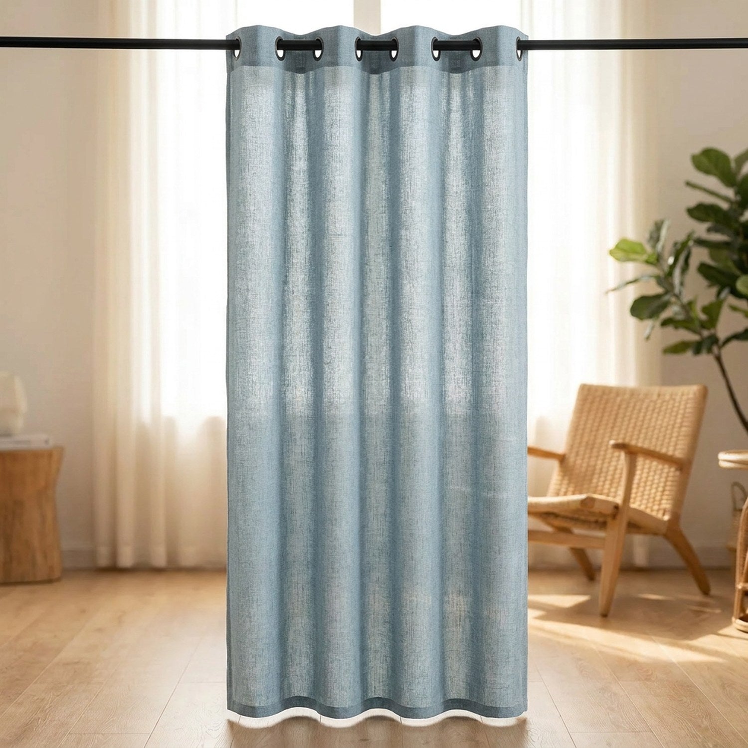 Rideau en lin naturel bleu à œillets dans un salon lumineux