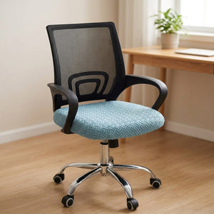 Housse de chaise de bureau bleue extensible posée sur l'assise d'une chaise à roulettes dans un bureau lumineux