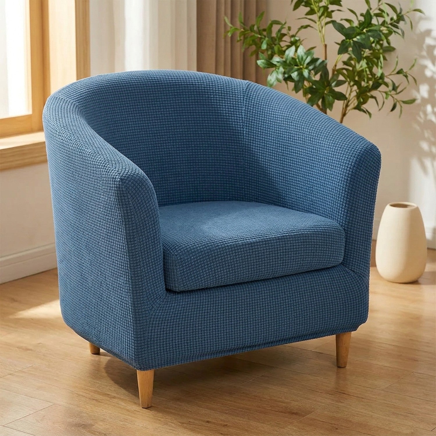 Housse de fauteuil club en jacquard bleu sur un fauteuil arrondi