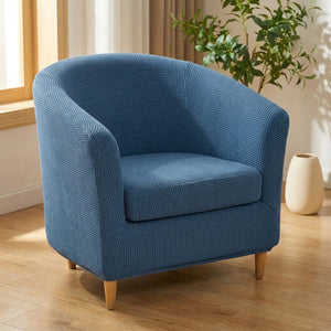 Housse de fauteuil club en jacquard bleu sur un fauteuil arrondi